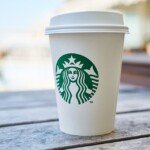 <strong>Přečtěte si více:</strong> <a href="https://finex.cz/zdrazuje-se-kava-starbucks-nekolikrat-zvysuje-ceny-kavy-diky-narustajici-poptavce-co-na-to-akcie/">Zdražuje se káva? Starbucks několikrát zvyšuje ceny kávy díky narůstající poptávce - Co na to akcie?</a>