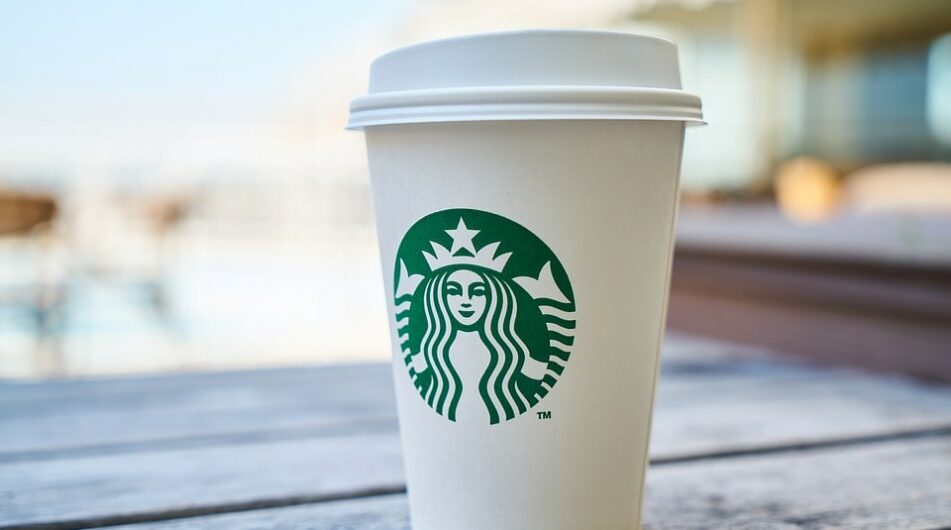 Zdražuje se káva? Starbucks několikrát zvyšuje ceny kávy díky narůstající poptávce – Co na to akcie?