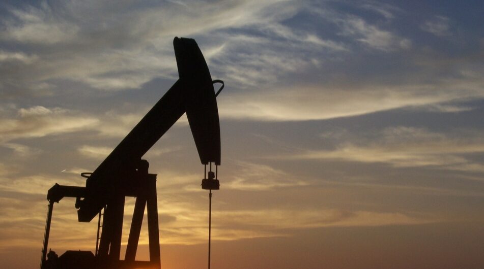 OPEC omezuje těžbu ropy, jak to pocítí naše peněženky?