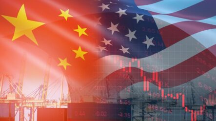 Akcie čínských firem klesají. Trump zvažuje zrušení jejich povolení k obchodování na amerických burzách