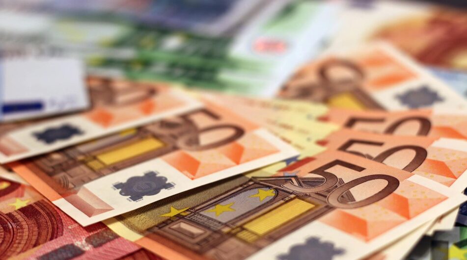 Inflace v eurozóně klesá a drží se na 0,7 %. Jak je na tom Česká republika?