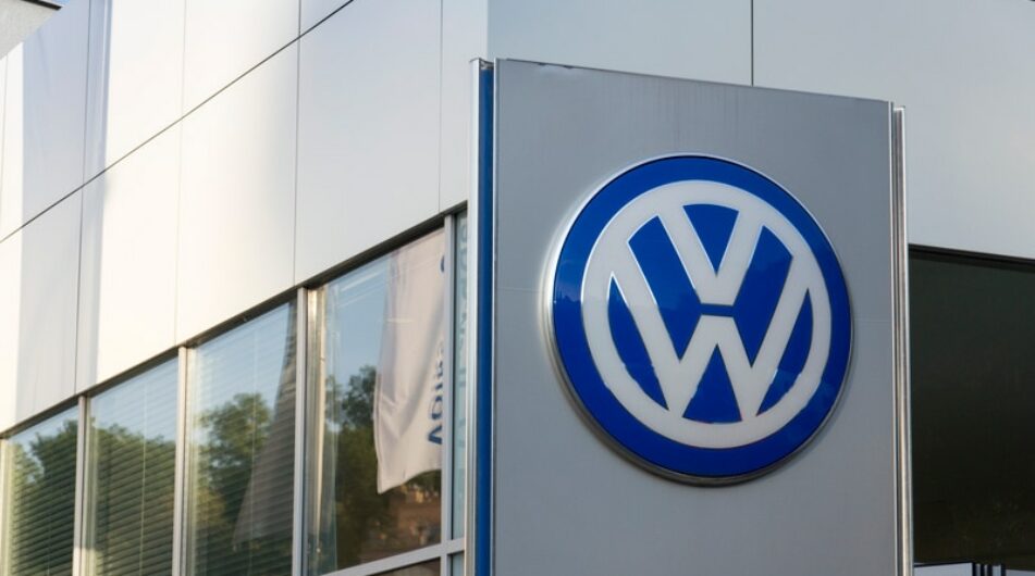 Volkswagen odkládá znovuotevření některých závodů kvůli koronaviru