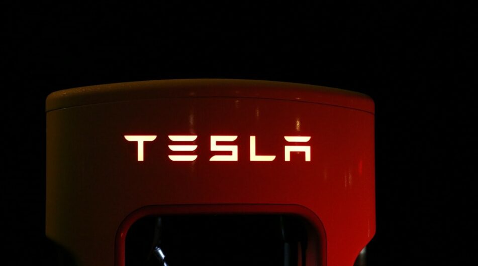 Tesla začne vyrábět plicní ventilátory pro boj s COVID-19