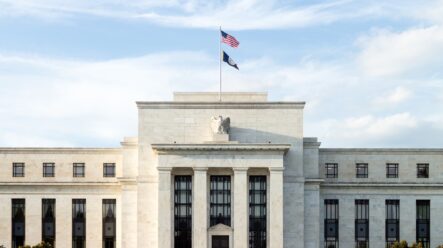 Jaké jsou důsledky restriktivní měnové politiky pro finanční trhy a ekonomiku?