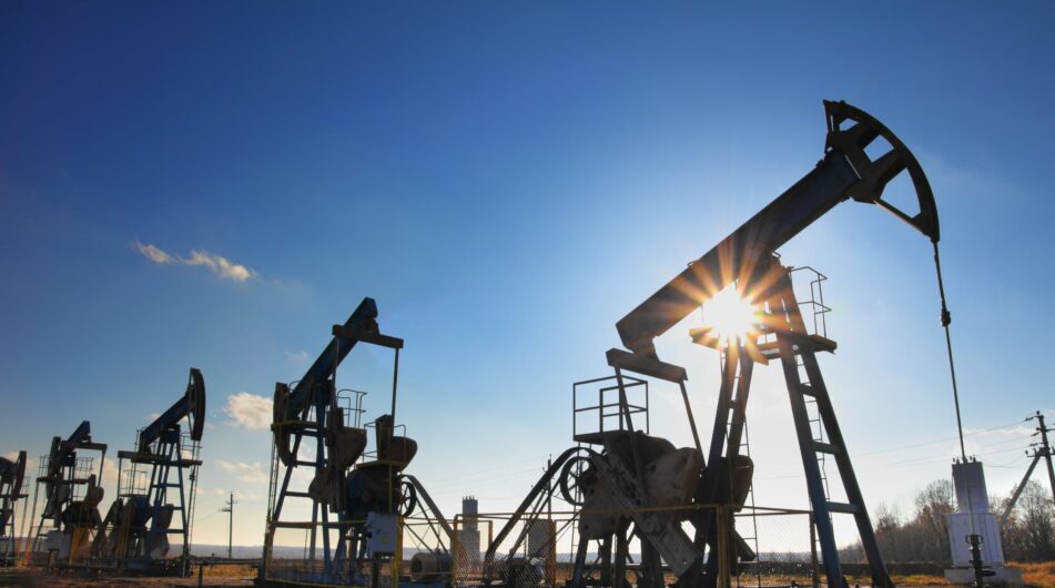 OPEC po zasedání hlásí: “Netěžíme, jak bychom mohli.” Ropa díky tomu opět roste na ceně