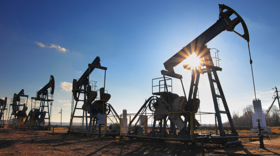 Cena ropy klesá již sedm týdnů v řadě! Jaký je výhled do roku 2024?