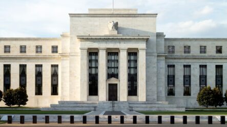 Fed má po schůzi – jak bylo rozhodnuto, co si od toho (ne)slibovat a jak reagují trhy?