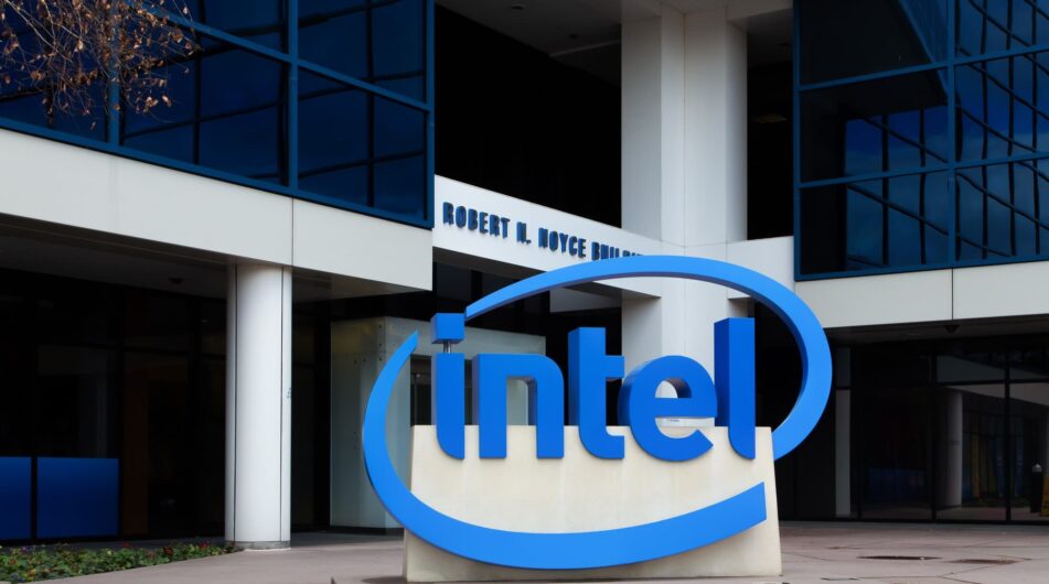 Intel na tříletém minimu – technická analýza