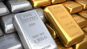 Zlato i stříbro zaznamenaly největší pokles za více než rok. Co za ním stálo?