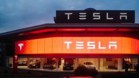 Analýza akcie Tesla (TSLA) – Rekordní kvartál, za historii firmy je nyní titul “nejlevnější”