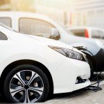 <strong>TIP:</strong> Akcie elektromobilů klesají kvůli zdražení důležitých výrobních materiálů – Tyto 3 akcie to odnášejí nejvíce!