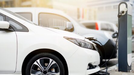 Akcie elektromobilů klesají kvůli zdražení důležitých výrobních materiálů – Tyto 3 akcie to odnášejí nejvíce!