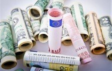 Euro-dolar-penize-rulicka-bankovky