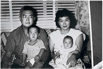 Robert Kiyosaki jako dítě se svou sestrou a rodiči.