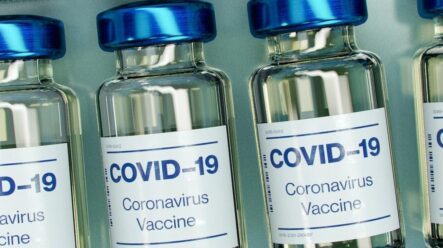 Pfizer vs Moderna – která společnost vydělá více na vakcíně proti COVID-19?