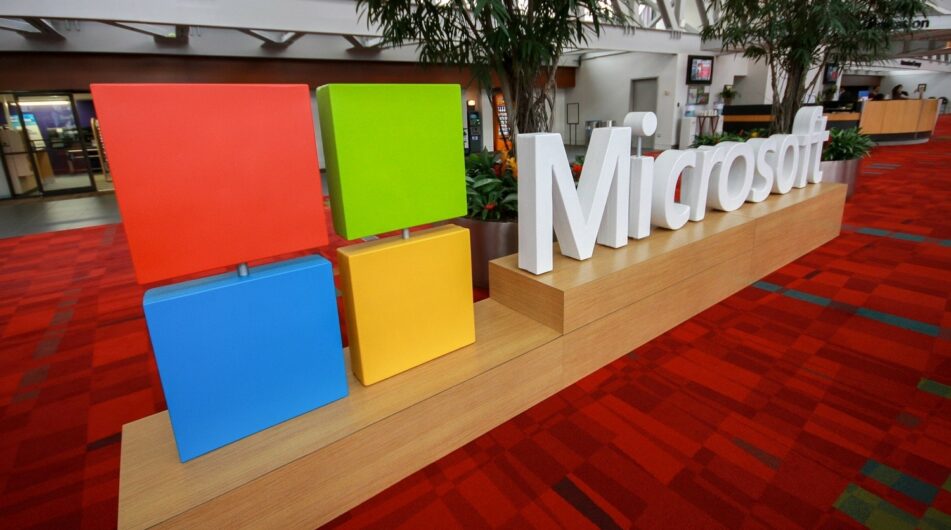 Microsoft vykázal tržby a zisk, které již desáté čtvrtletí v řadě překonaly odhady analytiků