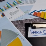 <strong>Přečtěte si více:</strong> <a href="https://finex.cz/small-caps-akcie-s-nizkou-trzni-kapitalizaci/">Small caps – proč (ne)investovat do akcií s nízkou tržní kapitalizací?</a>