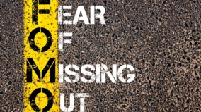 FOMO ničí vaše investice. Proč se lidé bojí, že prošvihnou příležitost?