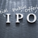 <strong>Přečtěte si více:</strong> <a href="https://finex.cz/rubrika/akcie/ipo/">IPO: Co je IPO? Co byste o první veřejné nabídce akcií měli vědět?</a>
