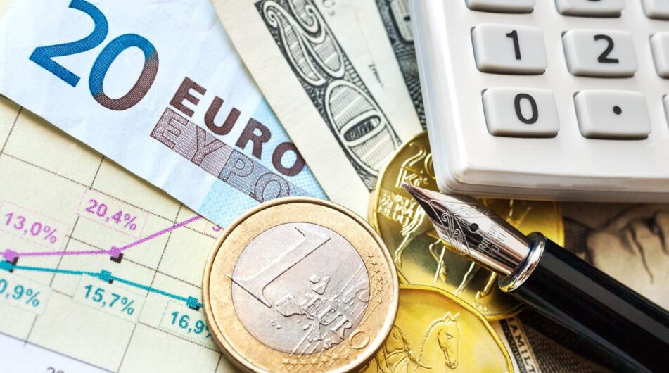 Koruna se blíží k nejsilnější hodnotě vůči dolaru a euru za posledních 5 let – Kdy měnit koruny na zahraniční dovolenou?