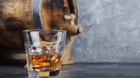 Investování do whisky: Tato alternativní investice vydělává více než akcie! Jak na to a čemu se vyvarovat?
