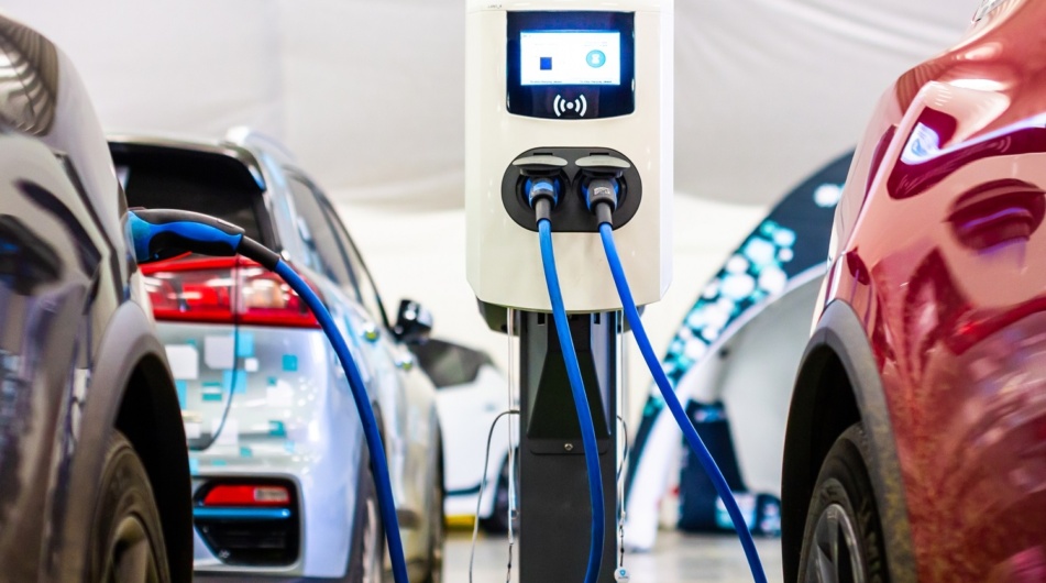 Cena lithia rapidně klesá. Zlevní se cena elektromobilů?
