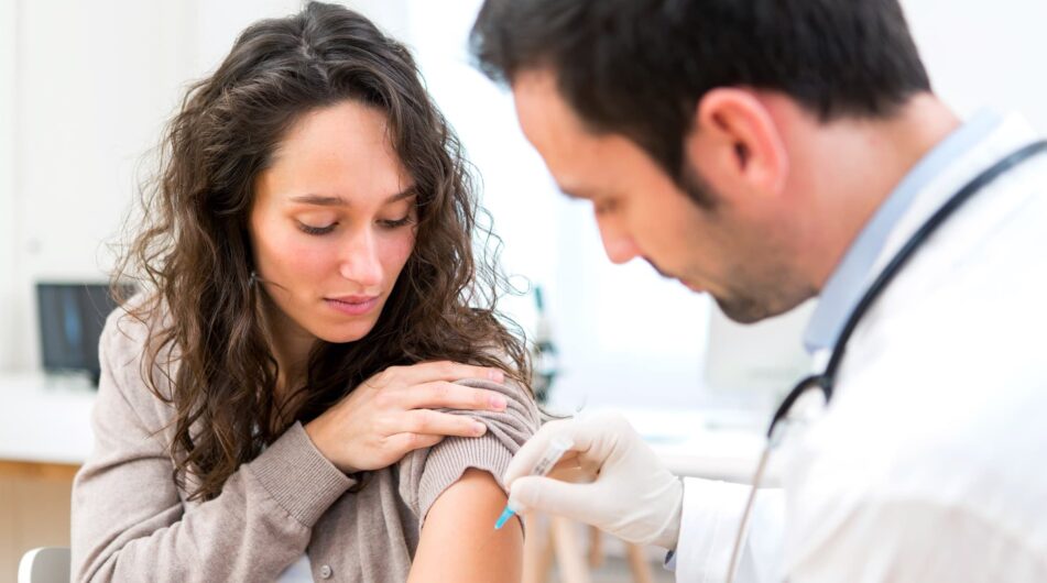 Třetí dávka vakcíny je schválena – které zdravotnické akcie z ní budou těžit nejvíce?