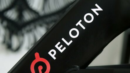 Akcie Peloton klesly o více než 35 %, když společnost vykázala výraznou ztrátu a snížila celoroční výhled