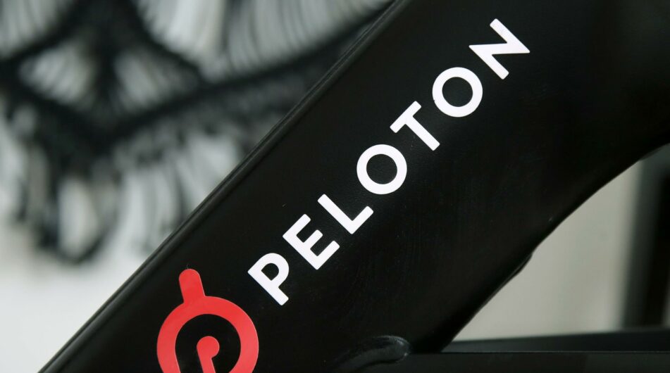 Akcie Peloton klesly o více než 35 %, když společnost vykázala výraznou ztrátu a snížila celoroční výhled