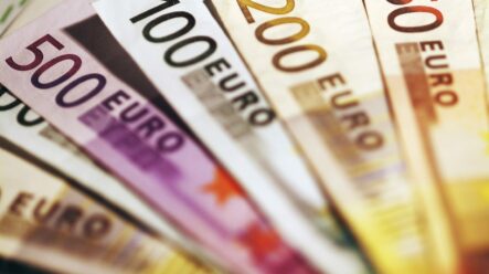 Proč bychom (ne)měli přijmout euro?