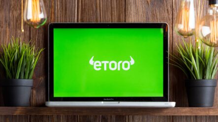 Fintechová společnost eToro se rozhodla delistovat tokeny ADA a TRX