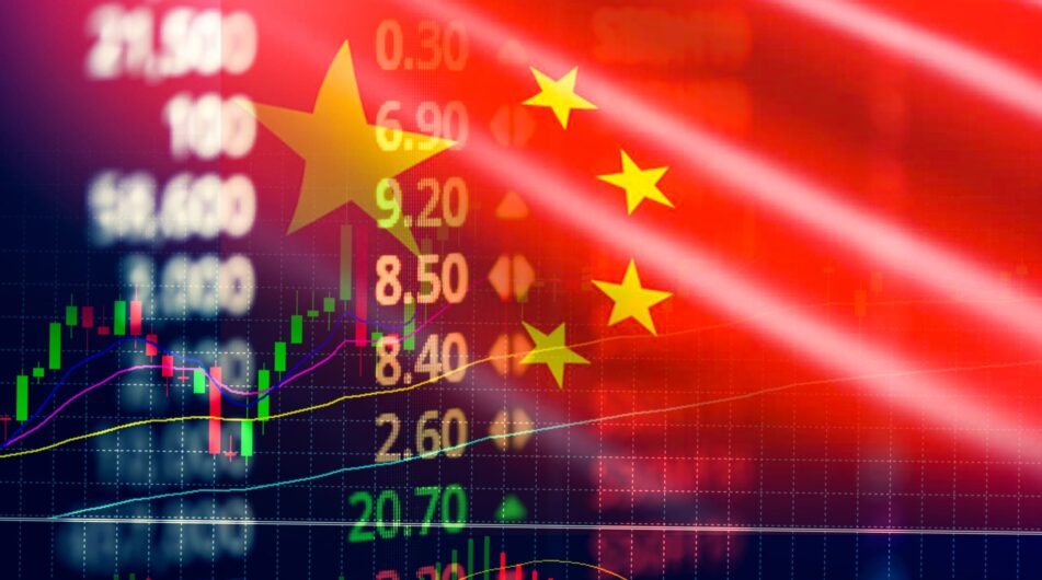 Investoři utíkají z čínského trhu a prodávají akcie za 25 miliard dolarů. Obnoví se důvěra v tento trh?