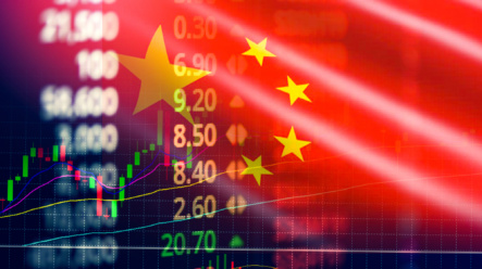 Investoři utíkají z čínského trhu a prodávají akcie za 25 miliard dolarů. Obnoví se důvěra v tento trh?