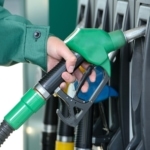 <strong>TIP:</strong> Proč jsou momentálně nafta a benzín tak drahé? Kdo z vysokých cen profituje?