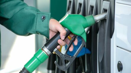 Vláda dočasně snižuje spotřební daně na naftu a benzin o 1,5 Kč – Je to ale dost?