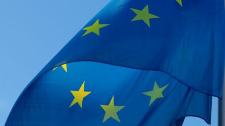 EU schválila přerozdělování zisků v energetice a plán úspor