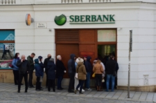 fronta lidí před bankou sberbank