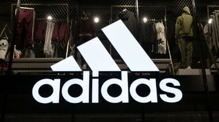 Adidas v červených číslech, kvůli stagnaci prodejů v Číně