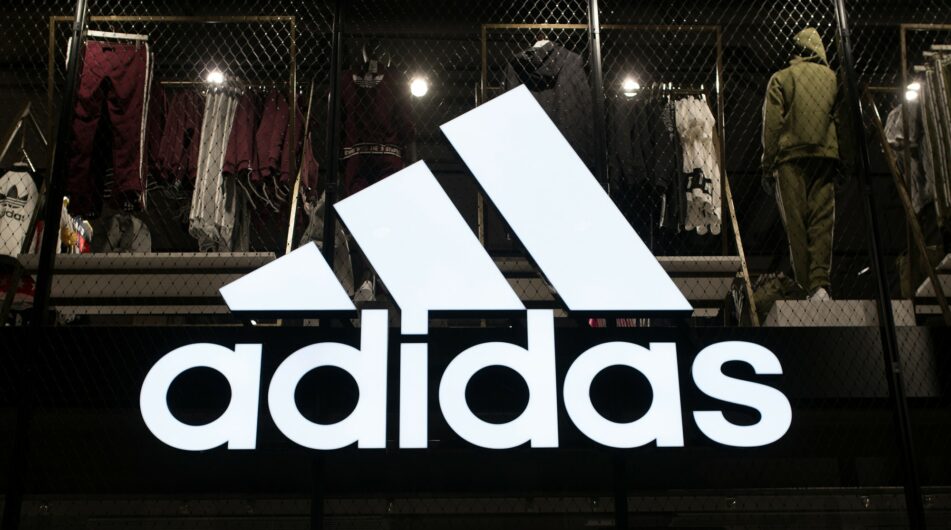 Adidas v červených číslech, kvůli stagnaci prodejů v Číně