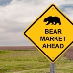 <strong>Přečtěte si více:</strong> <a href="https://finex.cz/6-akcii-do-kterych-se-vyplati-investovat-behem-medvediho-trhu-vytezte-z-vyprodeju-na-financnich-trzich-maximum/">6 akcií, do kterých se vyplatí investovat během medvědího trhu – Vytěžte z výprodejů na finančních trzích maximum</a>