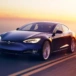 Akcie Tesla ztrácí půdu pod nohama. Sledujeme konec éry této automobilky?