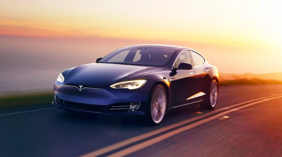 Akcie Tesla ztrácí půdu pod nohama. Sledujeme konec éry této automobilky?