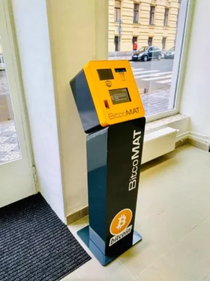 Jeden z kryptoměnových bankomatů umožňující nákup Litecoinu (Alienstore v Praze)