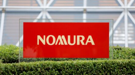Plete se Nomura, když Česku hrozí měnovou krizí?