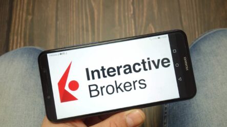 Interactive Brokers spustilo noční obchodování s vybranými ETF kótovanými v USA