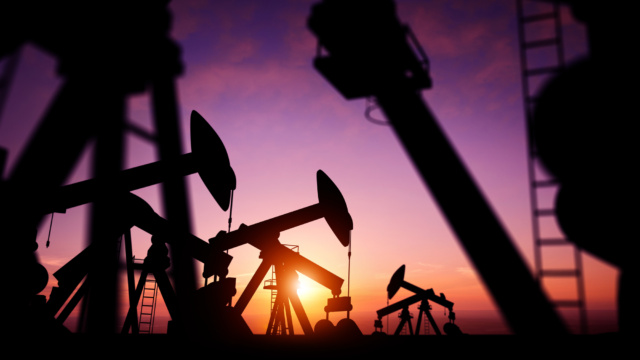 Pošle cena ropy ke dnu i akcie Chevron a ExxonMobile? Analýza ropného segmentu