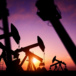 Pošle cena ropy ke dnu i akcie Chevron a ExxonMobile? Analýza ropného segmentu