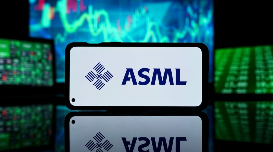 Zklamání z hospodářských výsledků ASML poslalo akcie dolů. Analytici zůstávají klidní