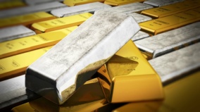 Zlato vs. stříbro: Který drahý kov nyní lépe zhodnotí vaše peníze?