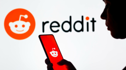 Raketový start Redditu na burze: Akcie vystřelily o 48% hned první den!